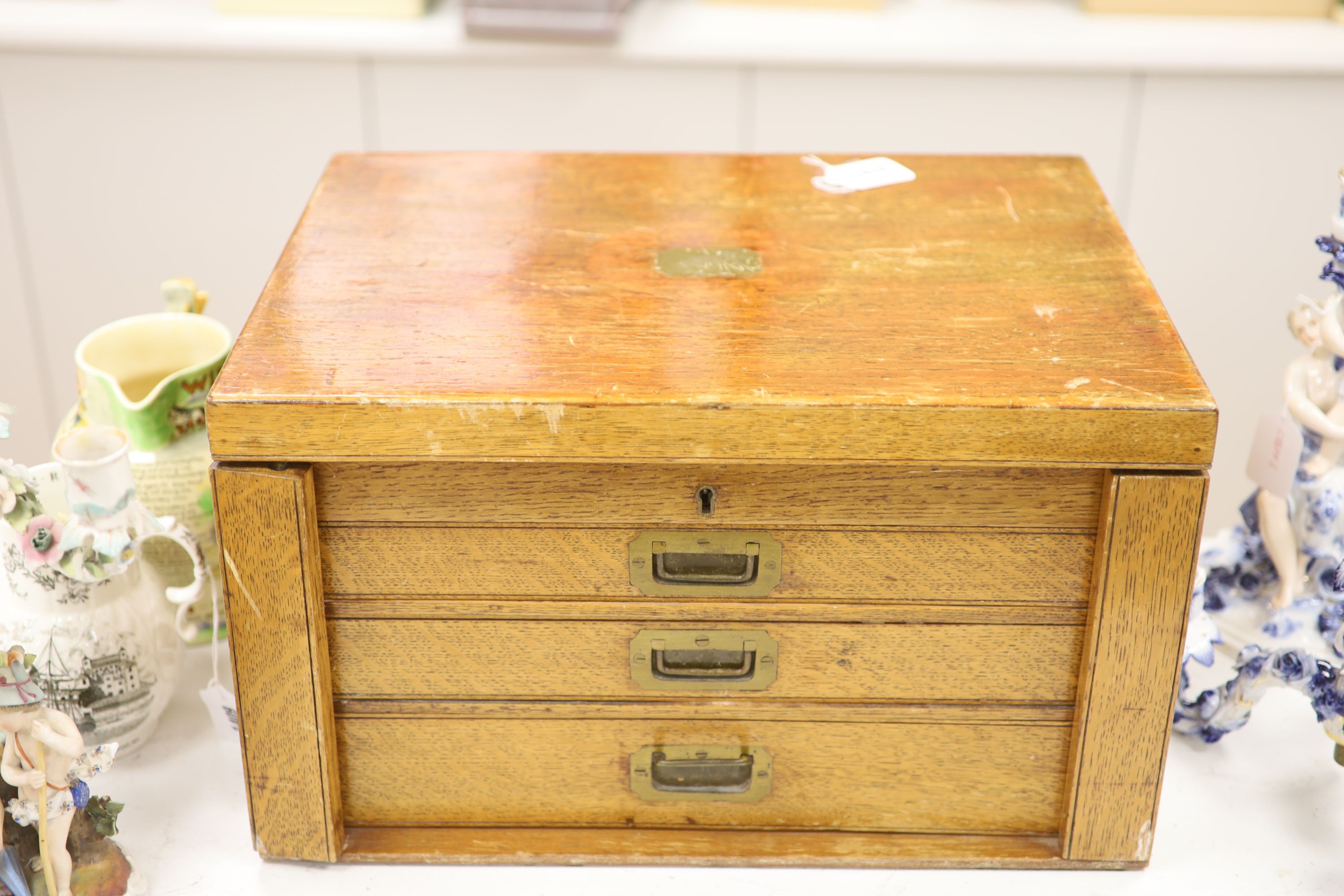 An oak cutlery box containing plated cutlery, 29 x 48cm